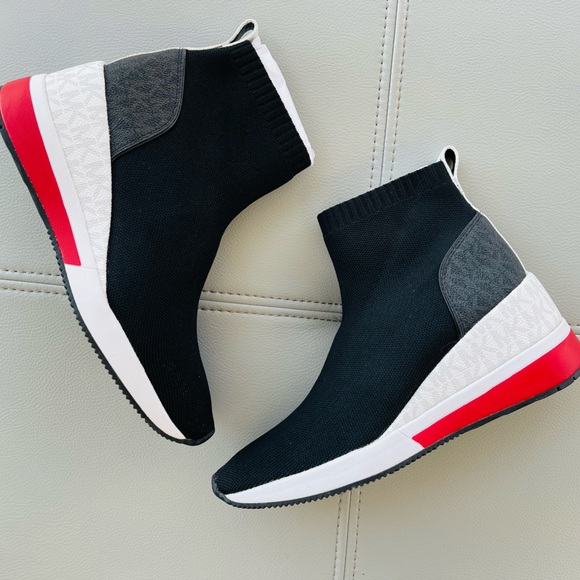 New! Michael Kors MK
Skyler high-top pull-on sneakers Black White Red Size 7.5 - Picture 1 of 13